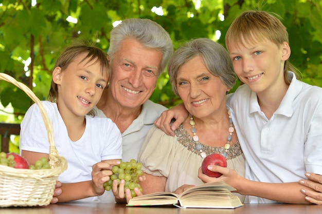 Abuelos y nietos sentados a la mesa