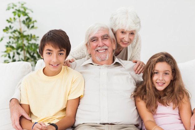 Abuelos con nietos en el sofá