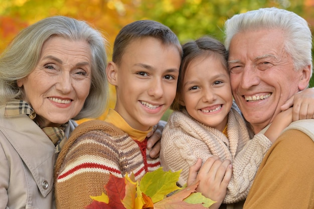 Abuelos pasar tiempo con sus nietos al aire libre en otoño