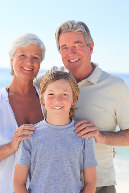 Abuelos con su nieto en la playa