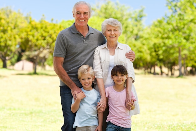 Abuelos con sus nietos en el parque