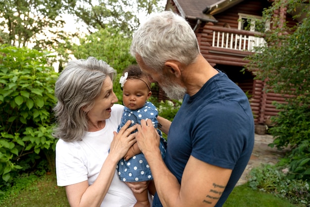 Abuelos de tiro medio con bebé