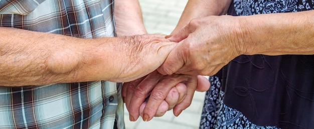 abuelos tomados de la mano personas selecciones foco