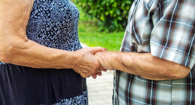 abuelos tomados de la mano personas selecciones foco