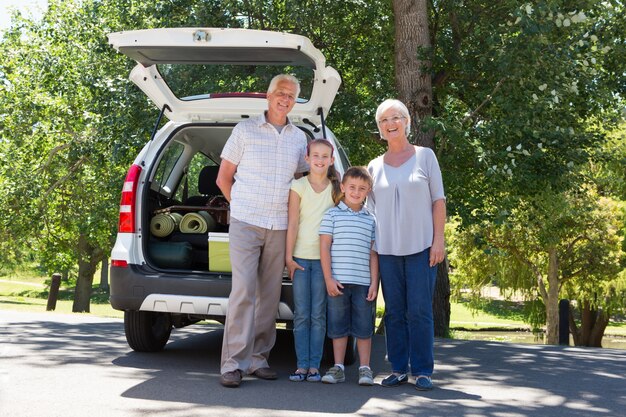 Abuelos yendo de viaje con nietos