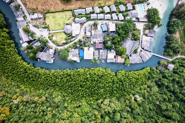 Abundancia de bosques de manglares y el resort junto al río en una isla tropical