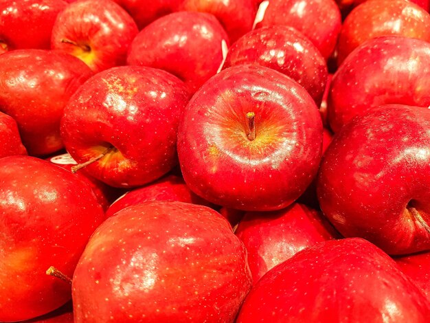 Foto abundancia de manzana roja en foco