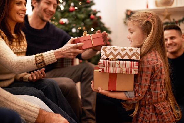 Abundancia de regalos Foto de una familia dando regalos en Navidad