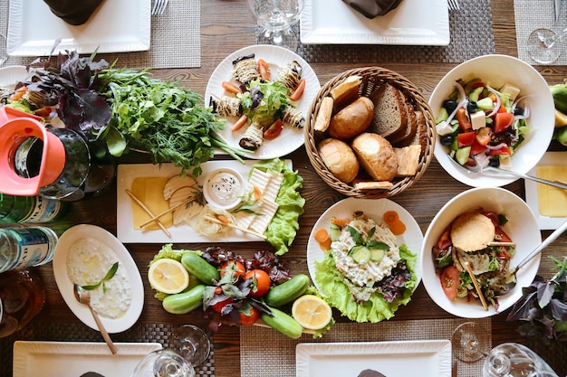 Abundante mesa de banquete llena de delicias culinarias