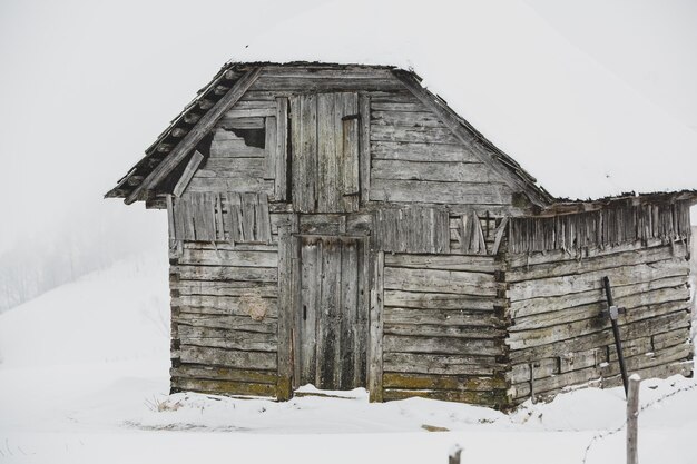 Una abundante nevada en los Cárpatos rumanos en el pueblo de Sirnea,