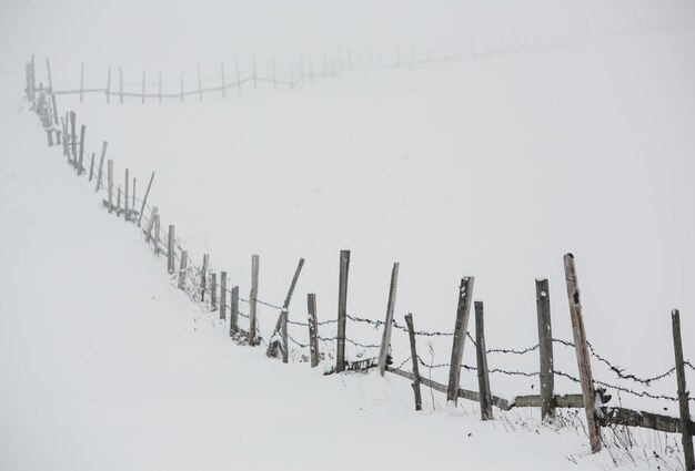 Una abundante nevada en los Cárpatos rumanos en el pueblo de Sirnea,