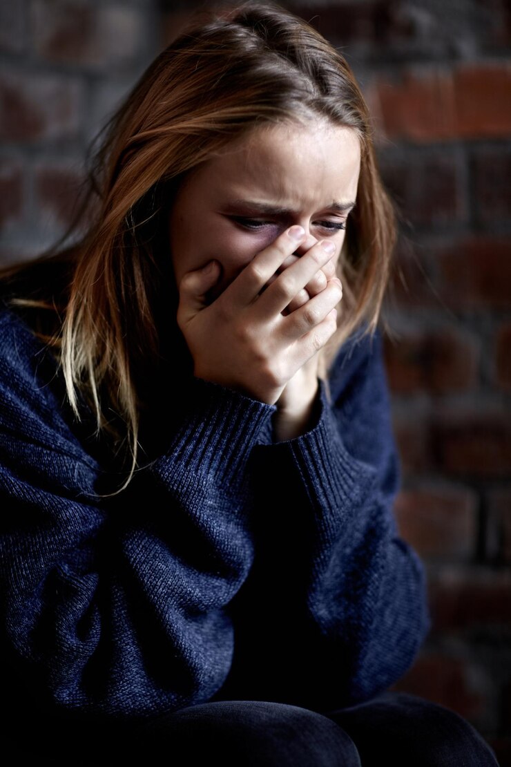 Foto abuso de mulher e chorar com as mãos assustado e sozinho com medo escondendo-se e com medo relação tóxica vergonha ou casa para problema de agressão física ou violência doméstica com terror ansiedade ou dor