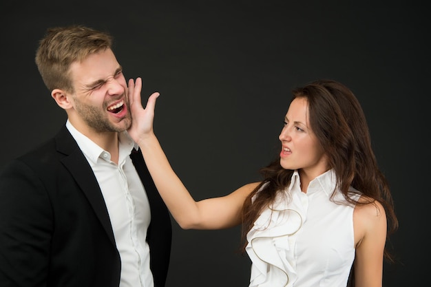 Abuso no trabalho. Mulher com raiva dá um tapa na cara do homem. Usando abuso físico no local de trabalho. Dano físico. Assédio e discriminação a colegas de trabalho. Intimidação e violência. Lesões ocupacionais. Proteção às vítimas.