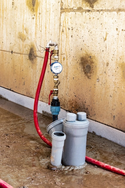 Abwasserrohre im Keller des Hauses System grauer Sanitärrohre im alten Haus