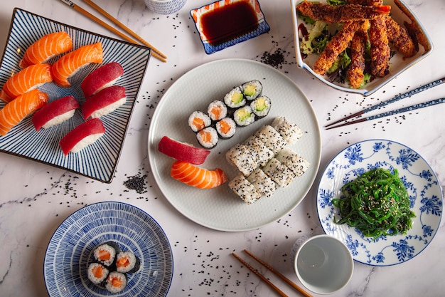 Abwechslungsreiches Sushi-Menü und Garnelen-Tempura