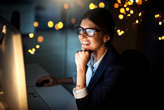 Se le acaba de ocurrir otra idea brillante Fotografía de una joven empresaria que trabaja hasta tarde en una computadora en una oficina