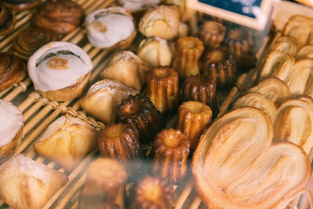 Acabado de assar. Vista superior de deliciosos produtos recém-assados na vitrine de uma padaria francesa