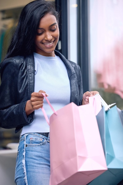 Acabo de conseguir algunas ofertas importantes Foto de una hermosa joven disfrutando de un día de compras