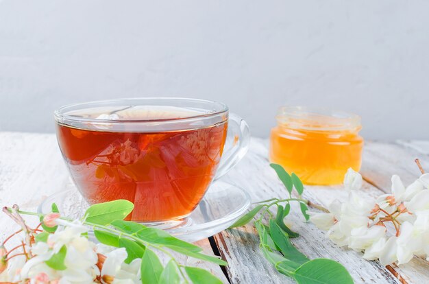 Acacia cerca de té en mesas de madera