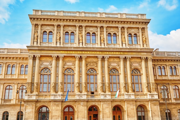 Academia de Ciencias de Hungría: es la sociedad científica más importante y prestigiosa de Hungría. Su sede está en la orilla del Danubio en Budapest.