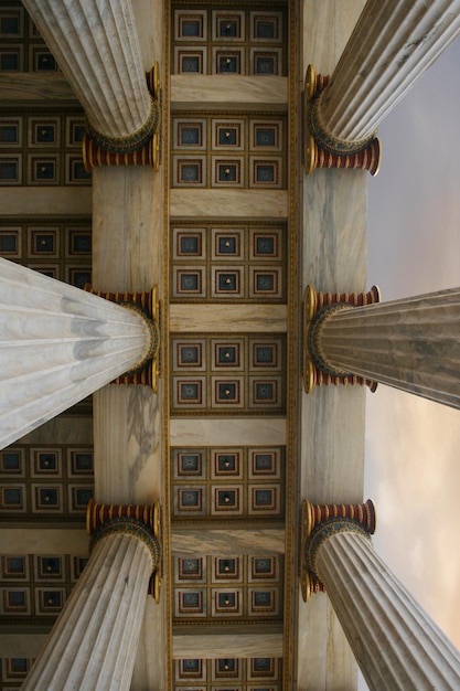Academia de Atenas uma coluna de mármore contra a com nuvens em Atenas Grécia