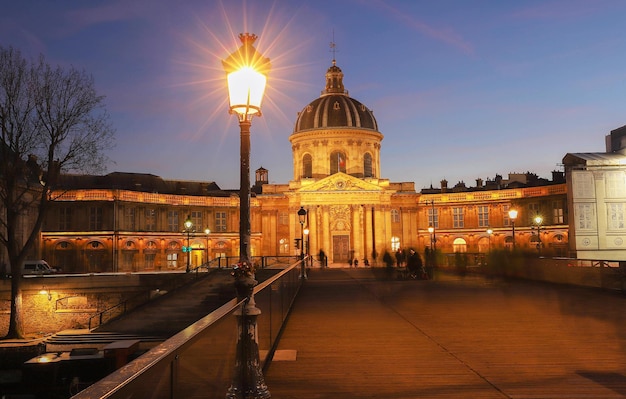 La Academia Francesa de noche París Francia