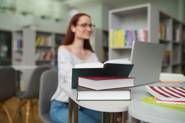 Foto acadêmica fazendo pesquisa científica em uma biblioteca pública