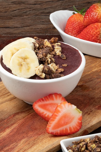 Acai en un bol servido con frutas y granola