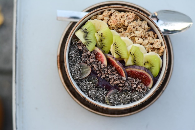 Acai Bowl mit Kiwi und Müsli