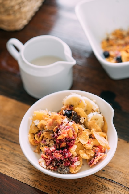 Acai Bowl Mix mit frischer Mango, serviert mit Sojamilch. Superfood Frühstücksschale für gesunde und vegane Menschen.