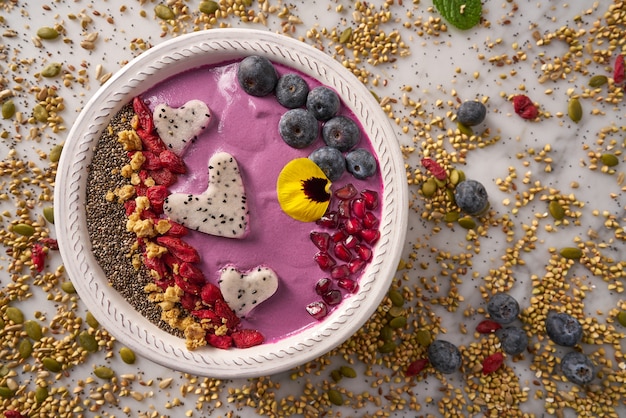 Foto acai bowl smoothie pitaya corazones arándano goji