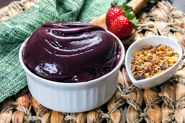 Açaí brasileiro com banana, morango e leite em pó