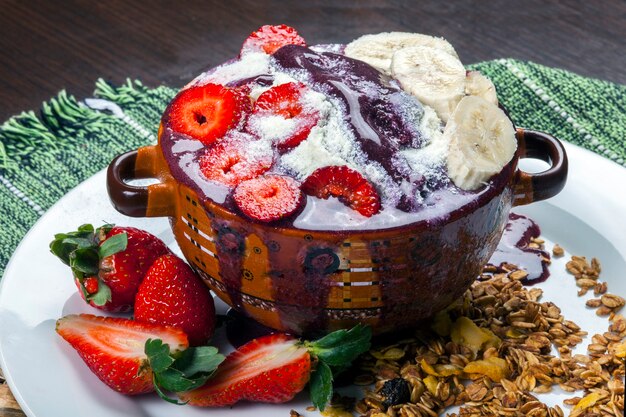 Açaí brasileiro com banana, morango e leite em pó