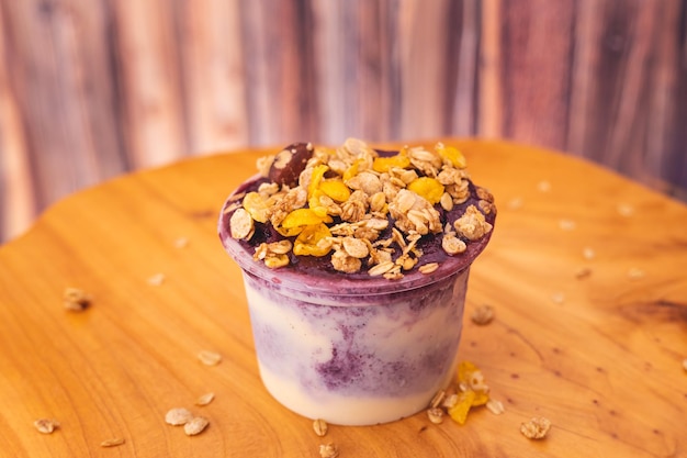 Açaí brasileiro com granola e leite condensado