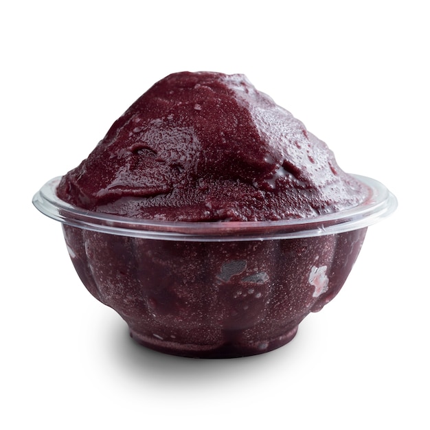 Acai, brasilianische gefrorene Acai-Beeren-Eiscremeschüssel. Vorderansicht. Isoliert