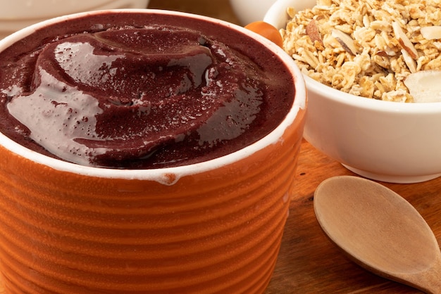 Açaí congelado brasileiro com granola