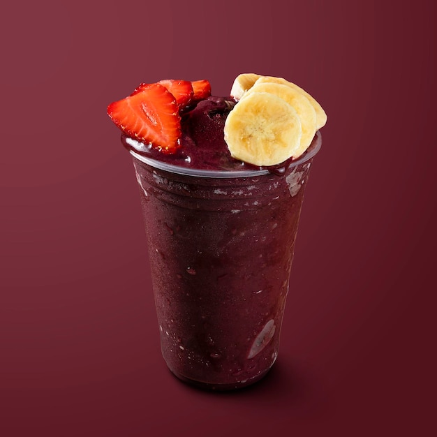 Foto açaí congelado com banana e morango isolado em fundo roxo