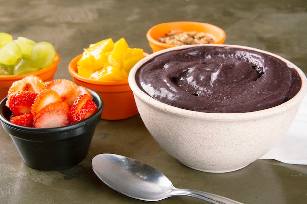 Açaí e frutas em taças