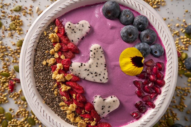 Açaí tigela batido pitaya corações mirtilo goji