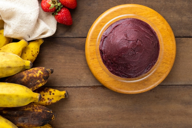 Açaí, tigela de sorvete de Açaí congelado brasileiro. com frutas na mesa de madeira. Vista superior do menu de verão