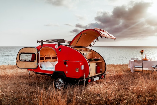 Acampada acogedora en el fondo del mar viajando en coche viajando con una camioneta