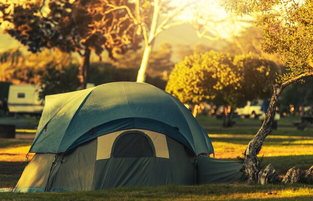 Acampada en tienda de otoño