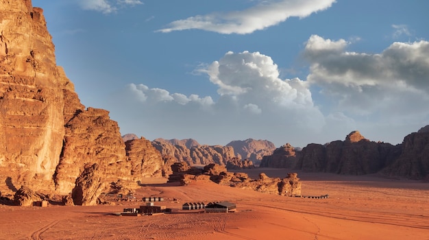 Acampamento beduíno de turistas no famoso deserto vermelho