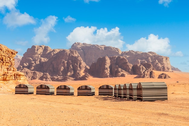 Acampamento beduíno entre as montanhas de areias vermelhas e o panorama da paisagem marthiana do deserto de Wadi Rum, Jordânia