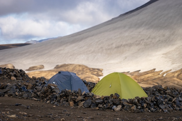 Acampamento com tendas. geleiras de montanhas nevadas e vento de tempestade. islândia.