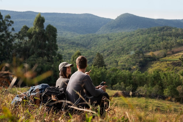 Acampamento de casal aventureiro de tiro completo