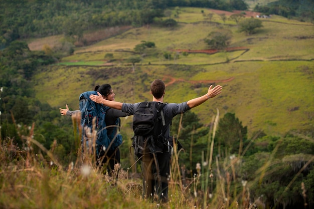 Foto acampamento de casal aventureiro de tiro completo