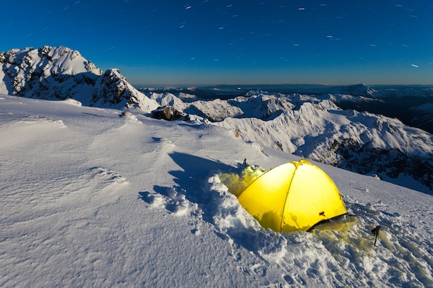 Acampamento de inverno no Pico Baixo do Monte Rolleston, Pico Alto ao fundo, Nova Zelândia