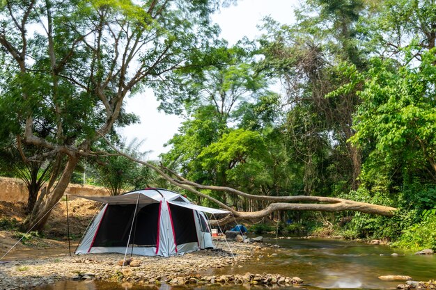 Acampamento e barraca perto do rio no parque natural