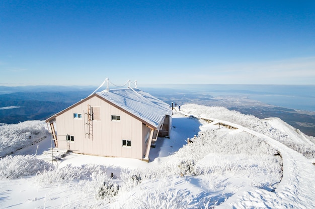 Foto acampamento livre no topo da montanha daisen no japão estava coberto de neve